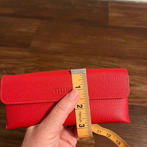 GUESS Unisex Red Pebbled Leather Glasses Case - Picture 5 of 5